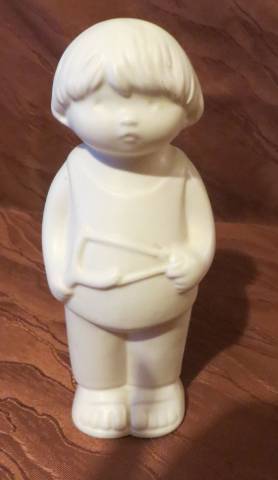 régi vintage fehér porcelán fiú figura aki egy parittyát tart a kezében  - Kép