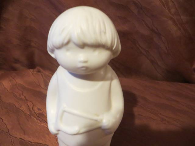 régi vintage fehér porcelán fiú figura aki egy parittyát tart a kezében  - Kép