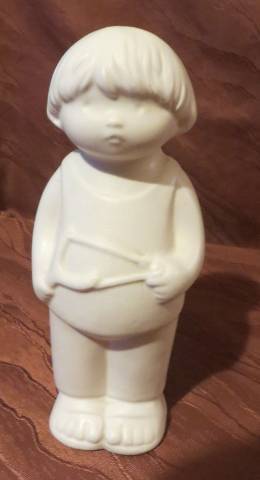 régi vintage fehér porcelán fiú figura aki egy parittyát tart a kezében  - Kép