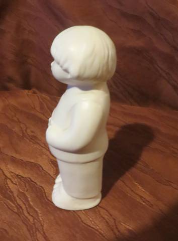régi vintage fehér porcelán fiú figura aki egy parittyát tart a kezében  - Kép