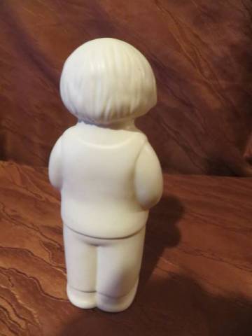 régi vintage fehér porcelán fiú figura aki egy parittyát tart a kezében  - Kép