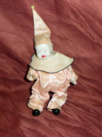 régi vintage porcelán Pierrot bohóc baba 25 magassága:18 cm  - Kép