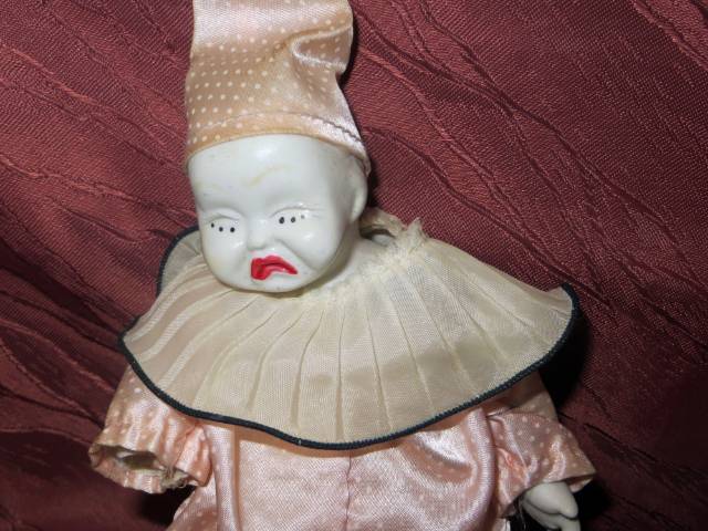 régi vintage porcelán Pierrot bohóc baba 25 magassága:18 cm  - Kép