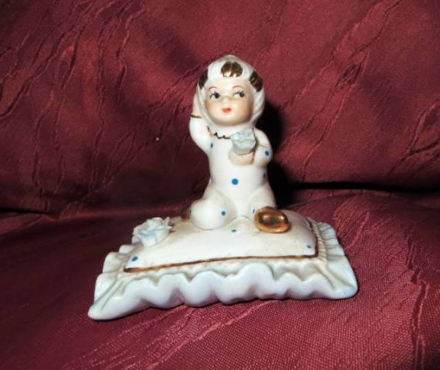 régi vintage kézzel festett Poema párnán ülő porcelán baba jelzett - Kép