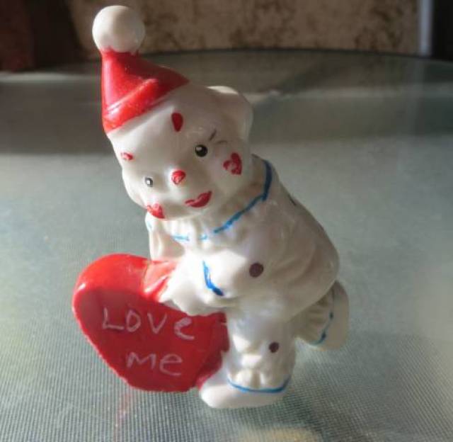 régi vintage porcelán bohóc piros szív  Love me  8,5 cm  - Kép