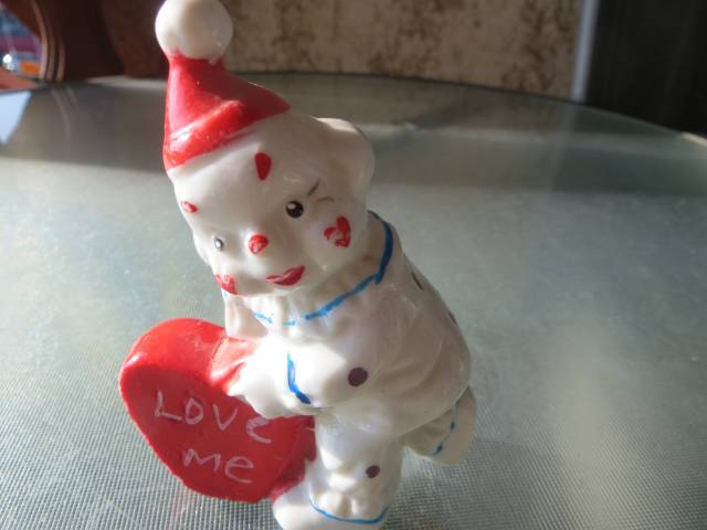 régi vintage porcelán bohóc piros szív  Love me  8,5 cm  - Kép