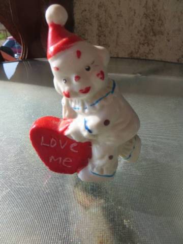 régi vintage porcelán bohóc piros szív  Love me  8,5 cm  - Kép