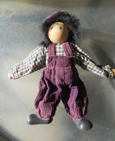 régi vintage kézműves fababa kockás inges, kordbársony nadrág 20 cm - Kép