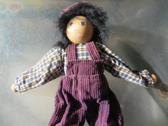 régi vintage kézműves fababa kockás inges, kordbársony nadrág 20 cm - Kép