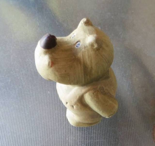régi miniatűr retro orrszarvú figura kertésznadrágban  vintage dekoráció 5 cm - Kép