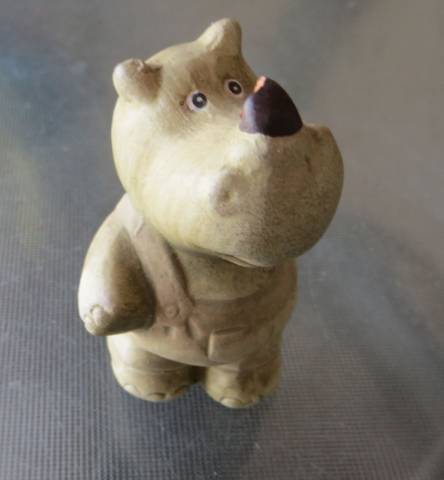 régi miniatűr retro orrszarvú figura kertésznadrágban  vintage dekoráció 5 cm - Kép
