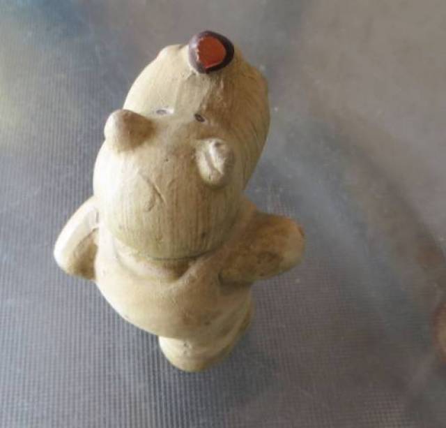 régi miniatűr retro orrszarvú figura kertésznadrágban  vintage dekoráció 5 cm - Kép