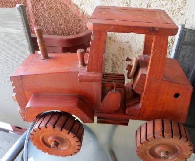 régi monumentális vintage fa traktor egyedi kézműves dísztárgy  gyűjtői darab makett - Kép