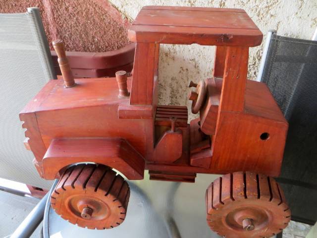 régi monumentális vintage fa traktor egyedi kézműves dísztárgy  gyűjtői darab makett - Kép
