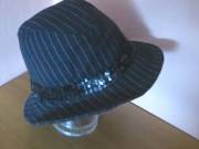 Elegáns gengszter fedora kalap fekete fehér csíkos bordó selyem béléssel 57 cm