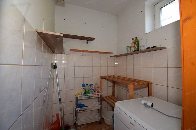 Győr-Moson-Sopron Vármegye, Győr Kisbácsa eladó három szobás tágas lakás üzlethelyiséggel, két beáll - Kép