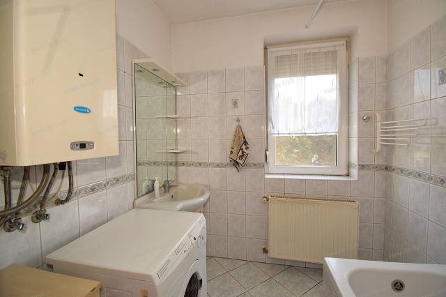 Győr-Moson-Sopron Vármegye, Győr Kisbácsa eladó három szobás tágas lakás üzlethelyiséggel, két beáll - Kép