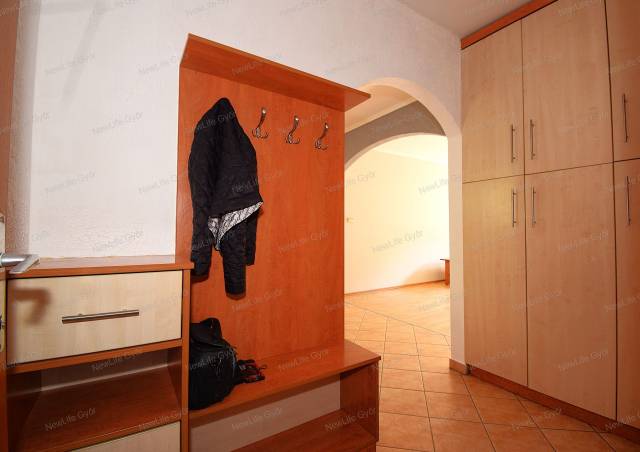 Győr-Moson-Sopron Vármegye, Győr Kisbácsa eladó három szobás tágas lakás üzlethelyiséggel, két beáll - Kép
