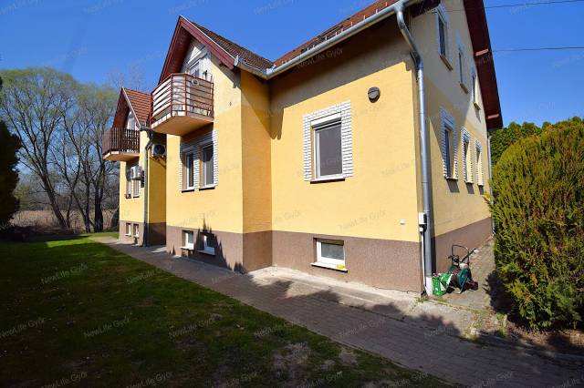 Győr-Moson-Sopron Vármegye, Győr Kisbácsa eladó három szobás tágas lakás üzlethelyiséggel, két beáll - Kép