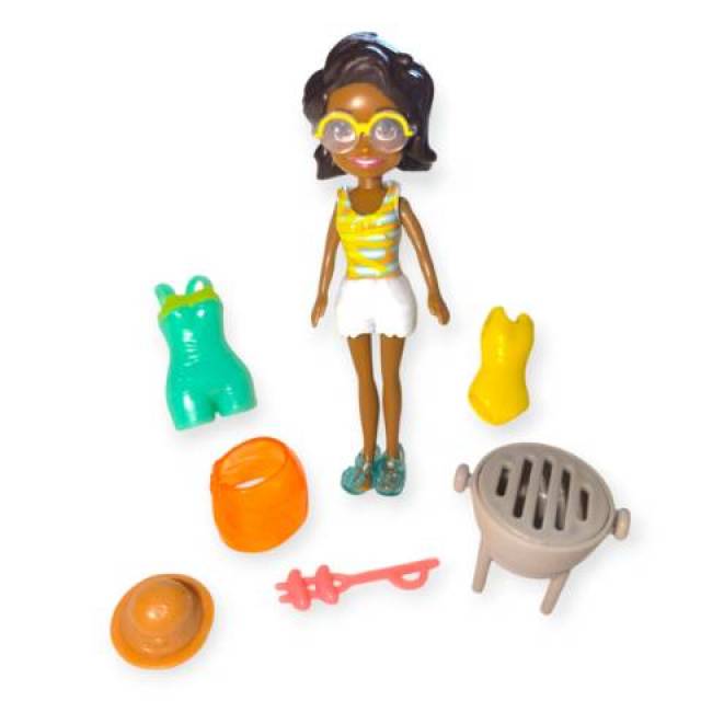 Polly Pocket baba szett – Ruhák és dzsungel témájú kiegészítők, 7,6 cm - Kép