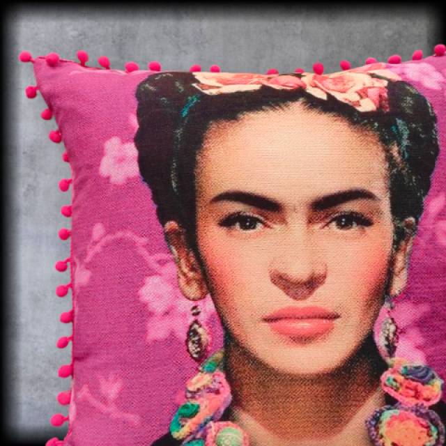 Dekoratív párna Frida Kahlo mintával, fukszia pomponnal, kanapéra – 45x45x10 cm - Kép