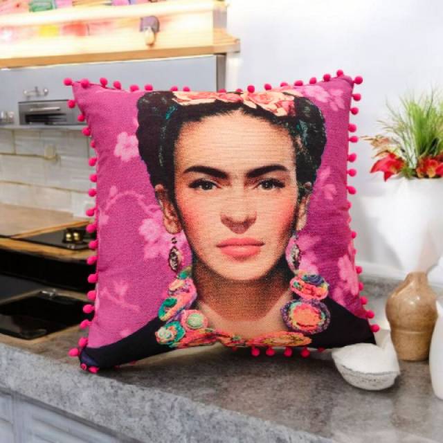 Dekoratív párna Frida Kahlo mintával, fukszia pomponnal, kanapéra – 45x45x10 cm - Kép