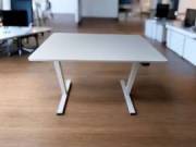 Elektromos állítható asztal. Szèlessèg: 100 - 160cm