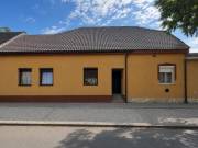 Teljesen felújított 94 négyzetméteres lakás eladó Baján a Józsefvárosban!